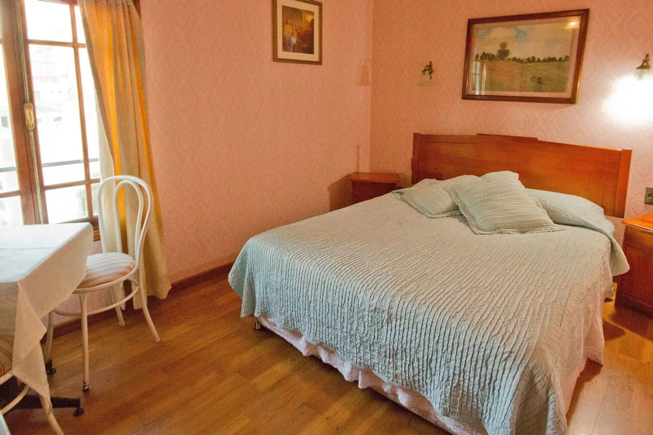 Hotel Brighton — ภาพห้องพักและบรรยากาศ