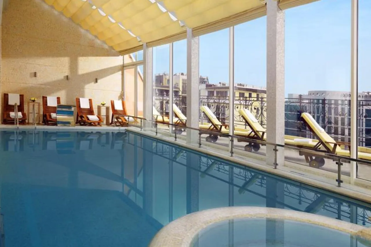 Hotel Bristol — ภาพห้องพักและบรรยากาศ