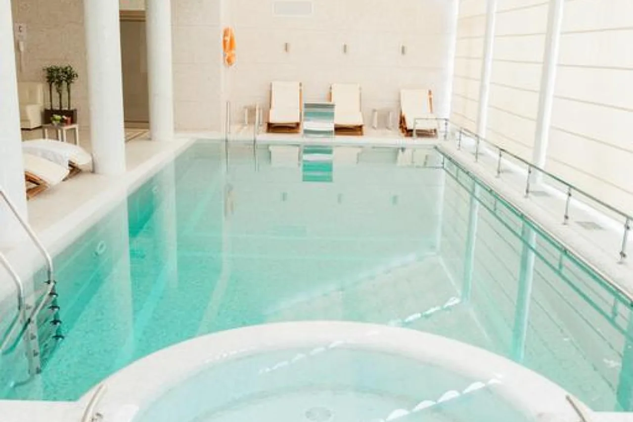 Hotel Bristol — ภาพห้องพักและบรรยากาศ