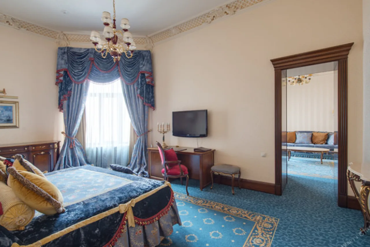 Hotel Bristol — ภาพห้องพักและบรรยากาศ