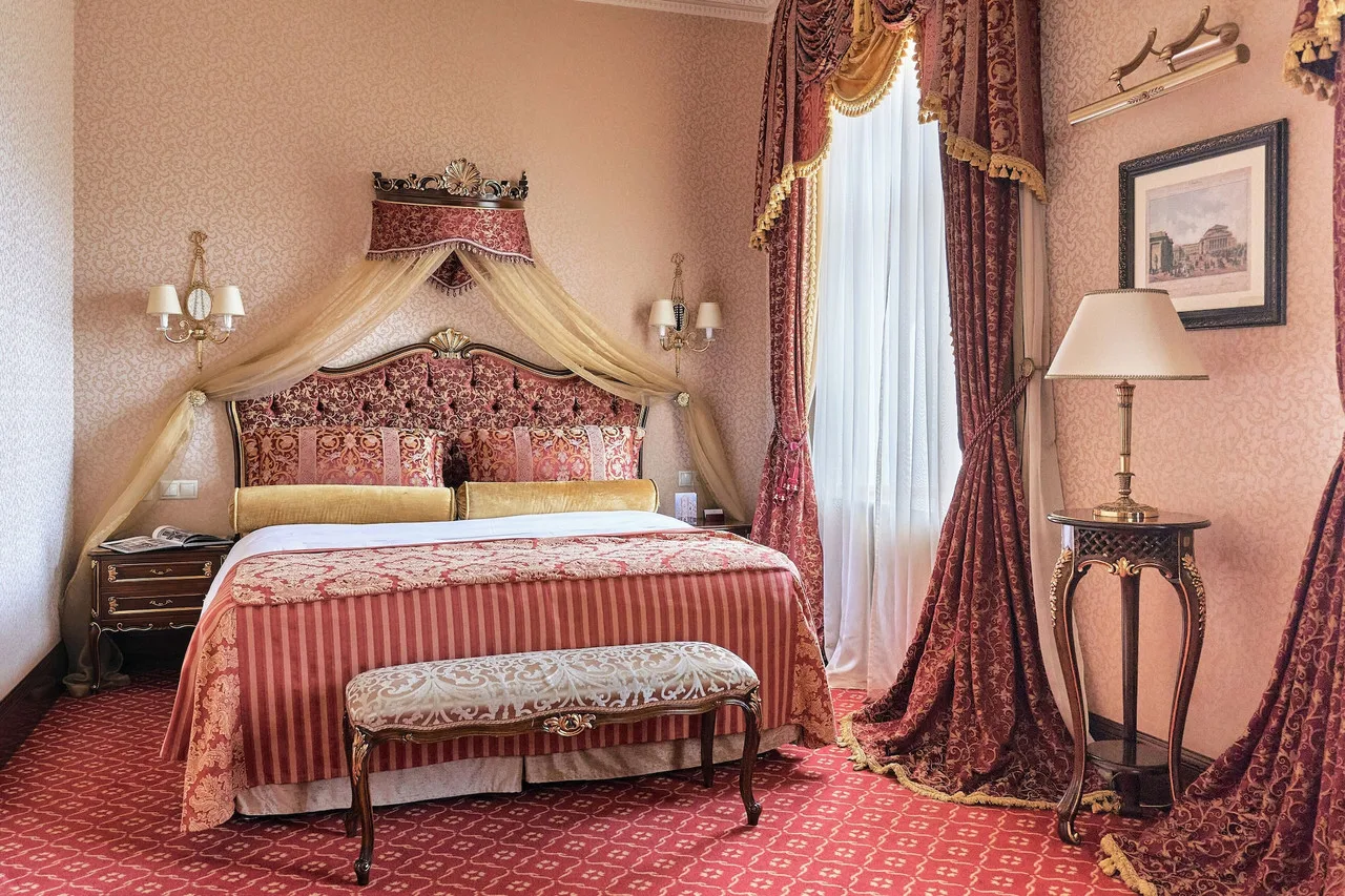 Hotel Bristol — ภาพห้องพักและบรรยากาศ