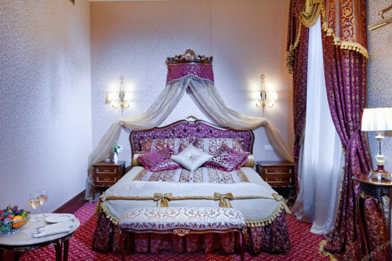 Hotel Bristol — ภาพห้องพักและบรรยากาศ