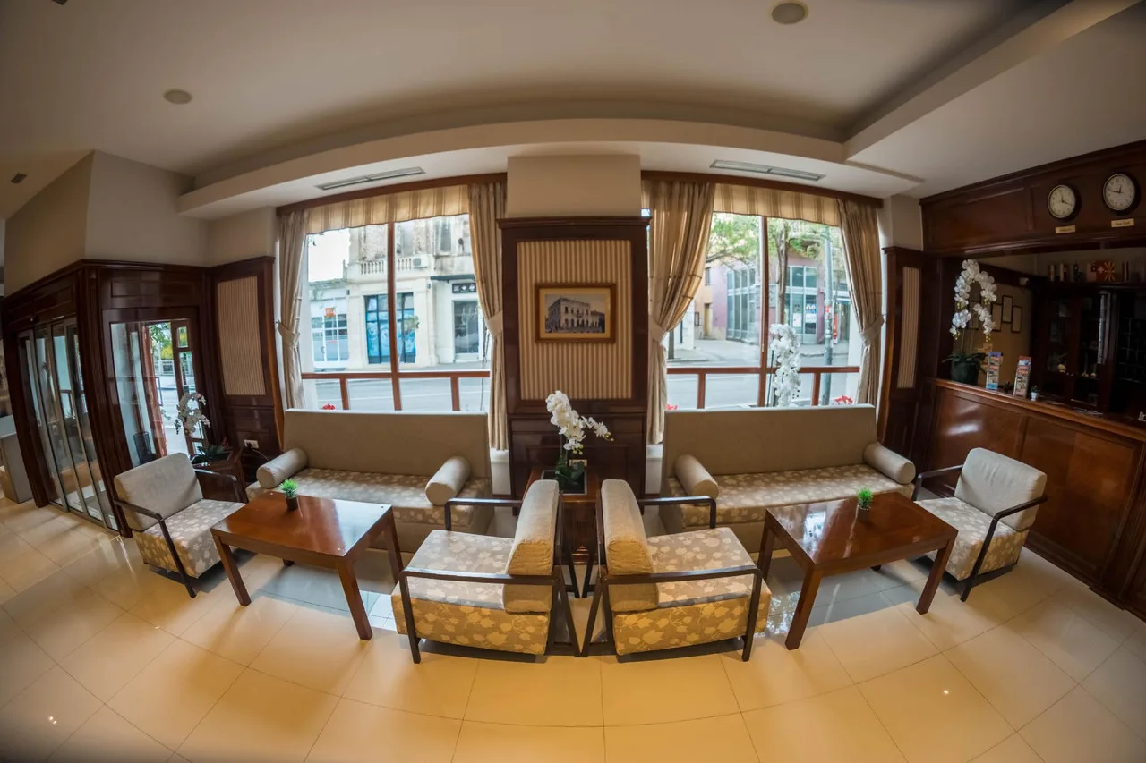 Hotel Bristol — ภาพห้องพักและบรรยากาศ