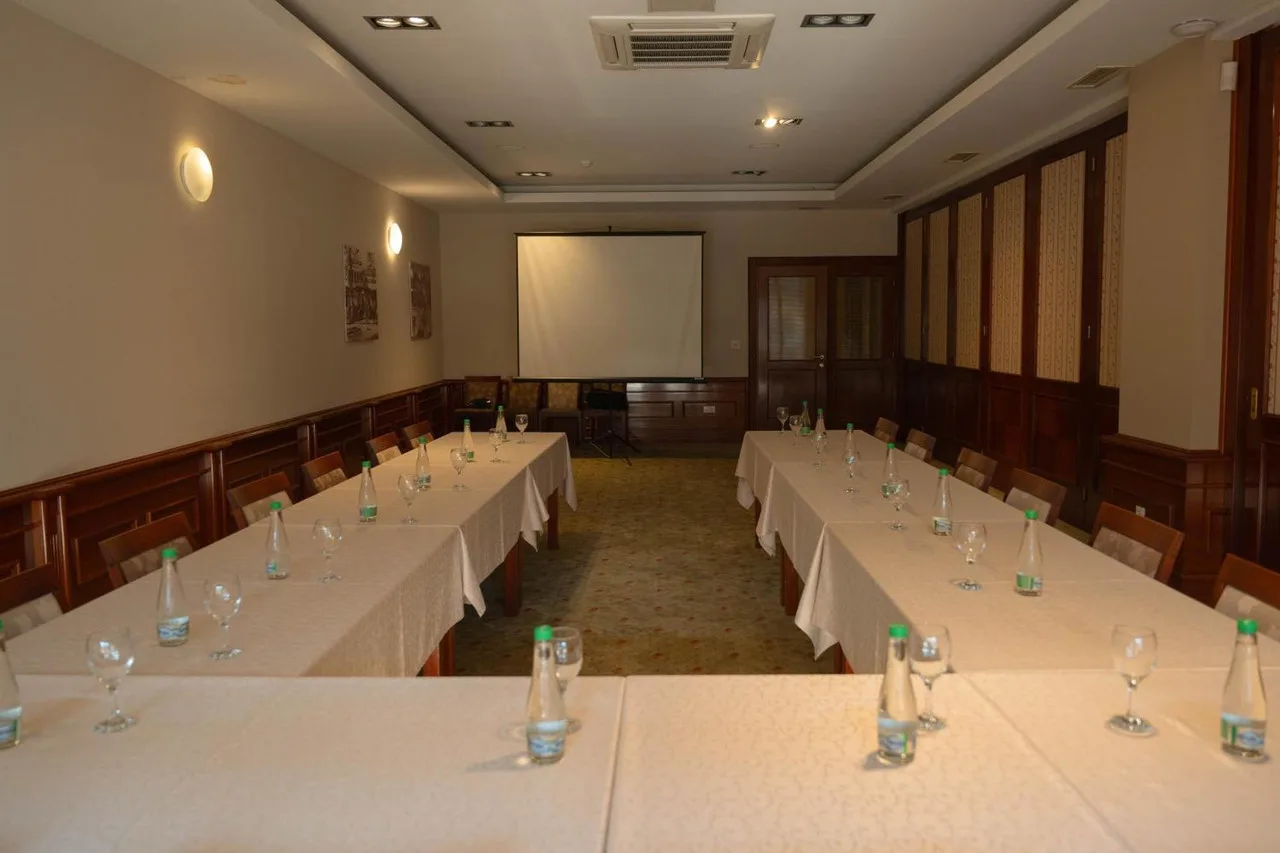 Hotel Bristol — ภาพห้องพักและบรรยากาศ