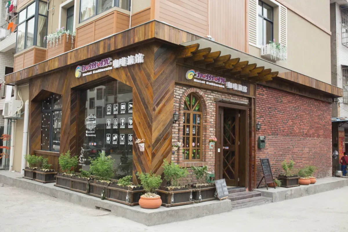 Hotel California Zhangjiajie — rooms and atmosphere