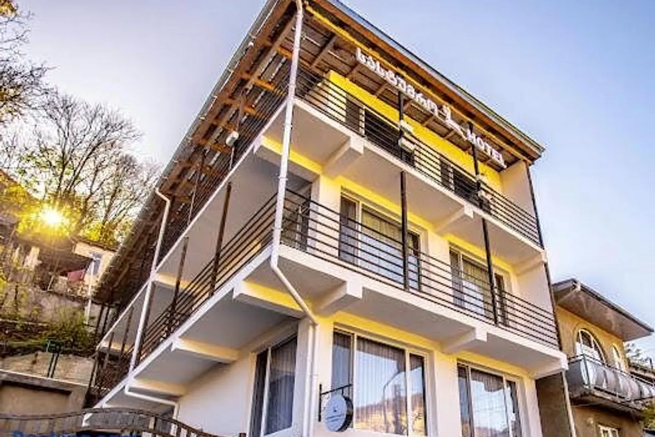 Hotel Caucasus Borjomi — ภาพห้องพักและบรรยากาศ