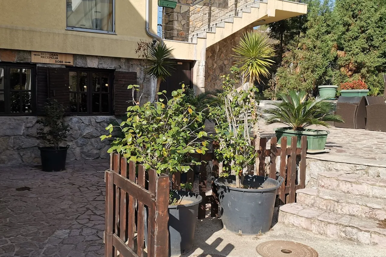 Hotel Crnogorska Kuca — โรงแรมในปอดกอริซา