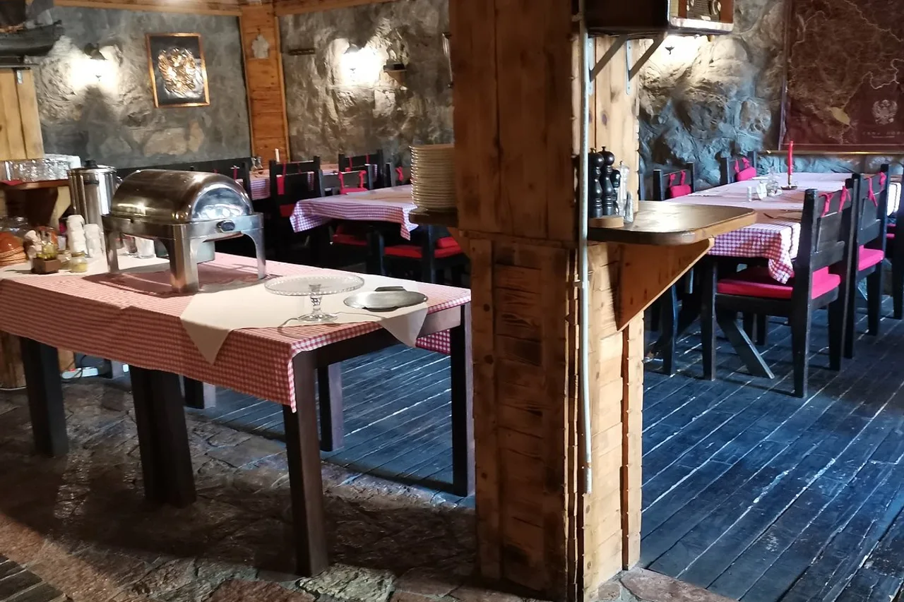 Hotel Crnogorska Kuca — ภาพห้องพักและบรรยากาศ