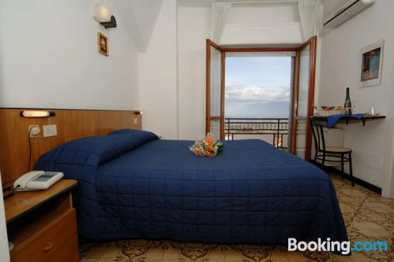 Hotel Crocenzi — ภาพห้องพักและบรรยากาศ
