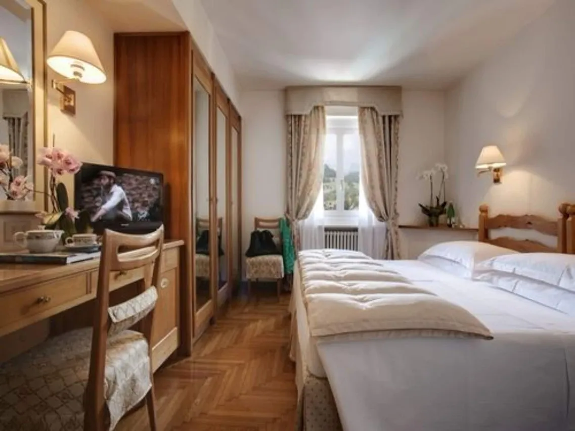 Hotel de la Poste Cortina — rooms and atmosphere