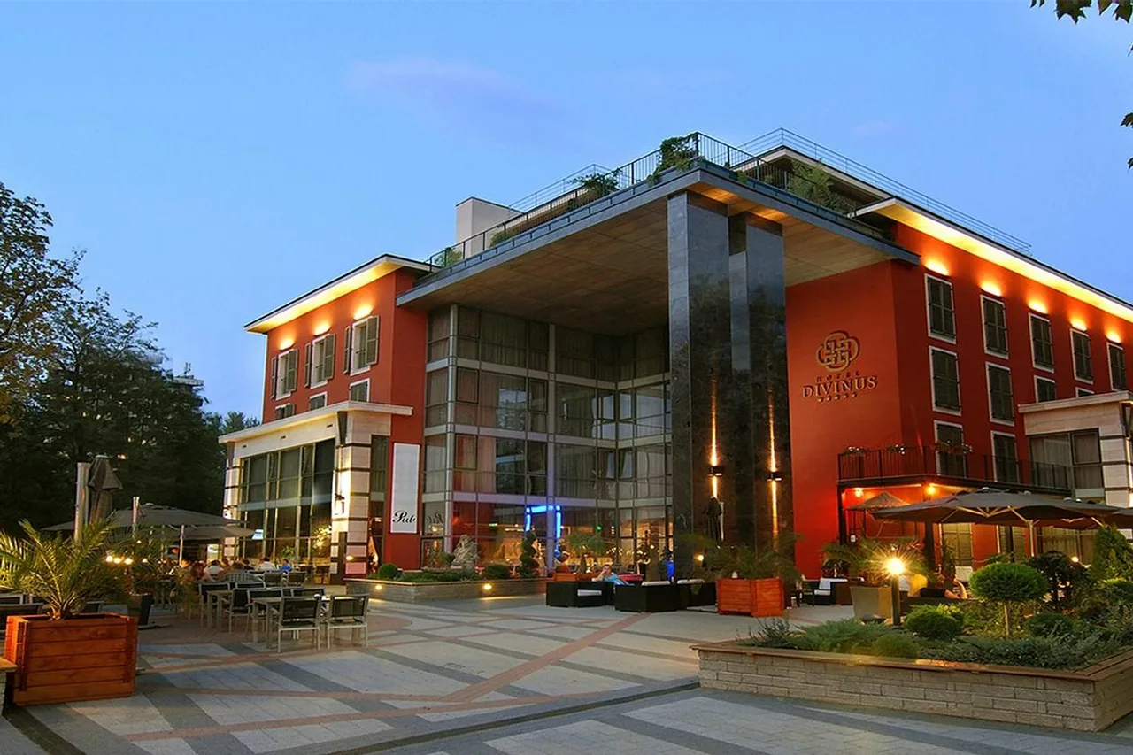 Hotel Divinus — ภาพห้องพักและบรรยากาศ