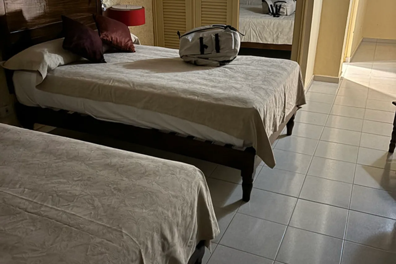 Hotel E La Ronda — ภาพห้องพักและบรรยากาศ