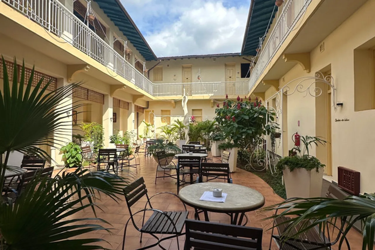 Hotel E La Ronda — ภาพห้องพักและบรรยากาศ