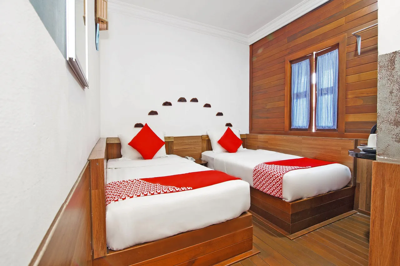 Hotel Five 2 Kota Kinabalu — rooms and atmosphere