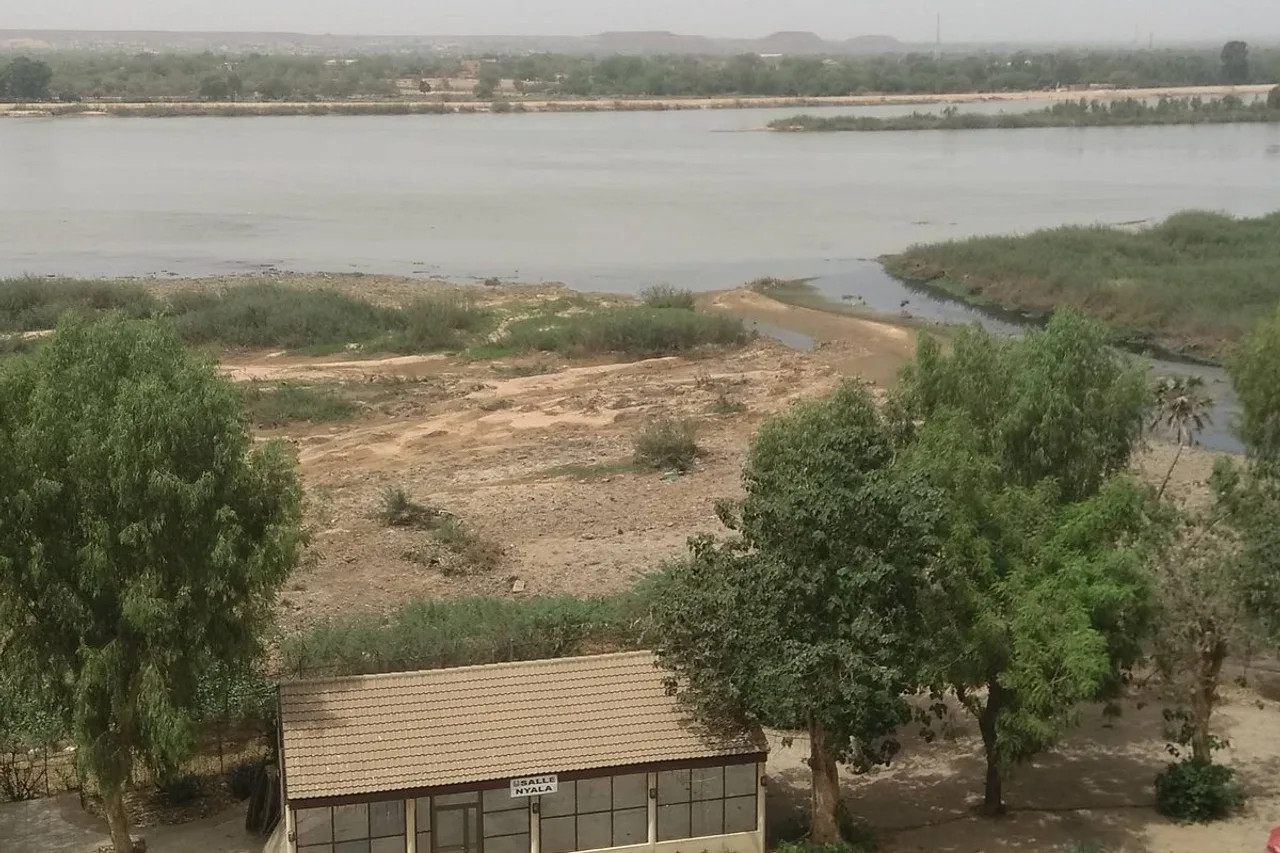 Hôtel Gaweye Niamey — ภาพห้องพักและบรรยากาศ