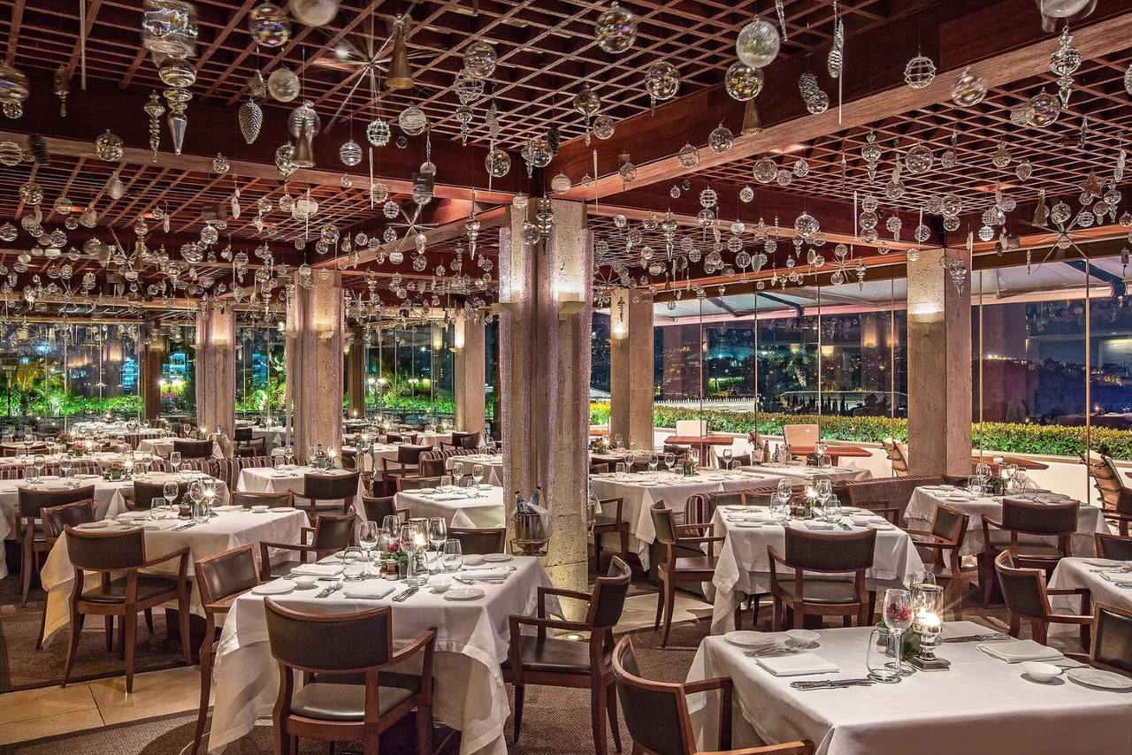 Hotel Grande Bretagne, a Luxury Collection Hotel — rooms and atmosphere