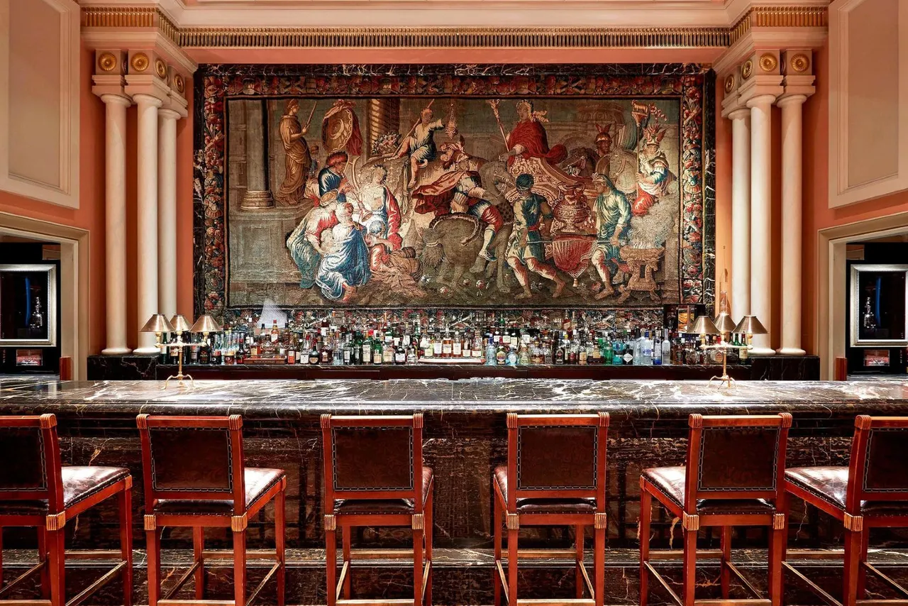 Hotel Grande Bretagne, a Luxury Collection Hotel — rooms and atmosphere