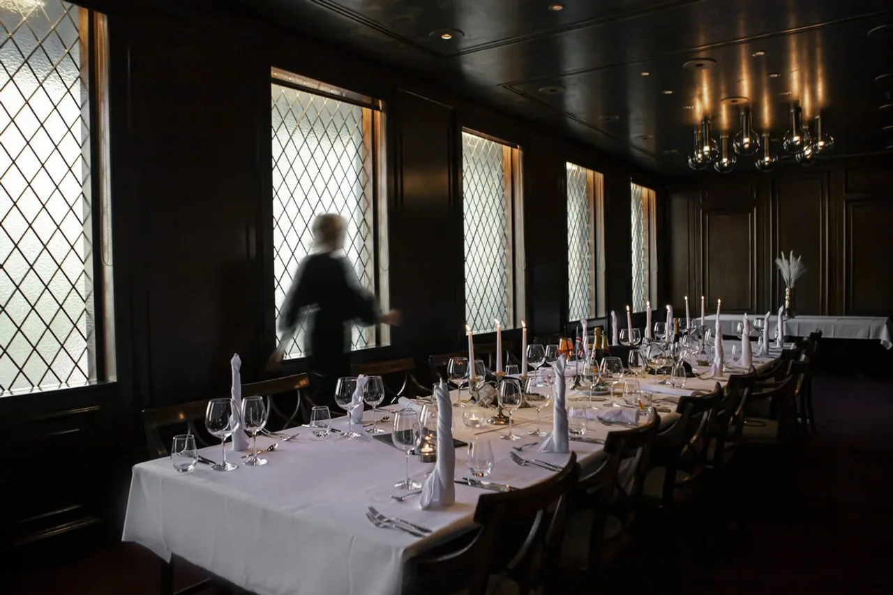 Hotel Holt - The Art Hotel — rooms and atmosphere