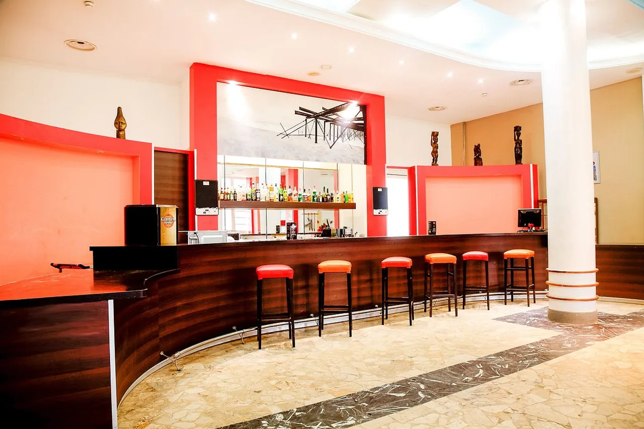 Hotel Ibis Lome Centre — ภาพห้องพักและบรรยากาศ