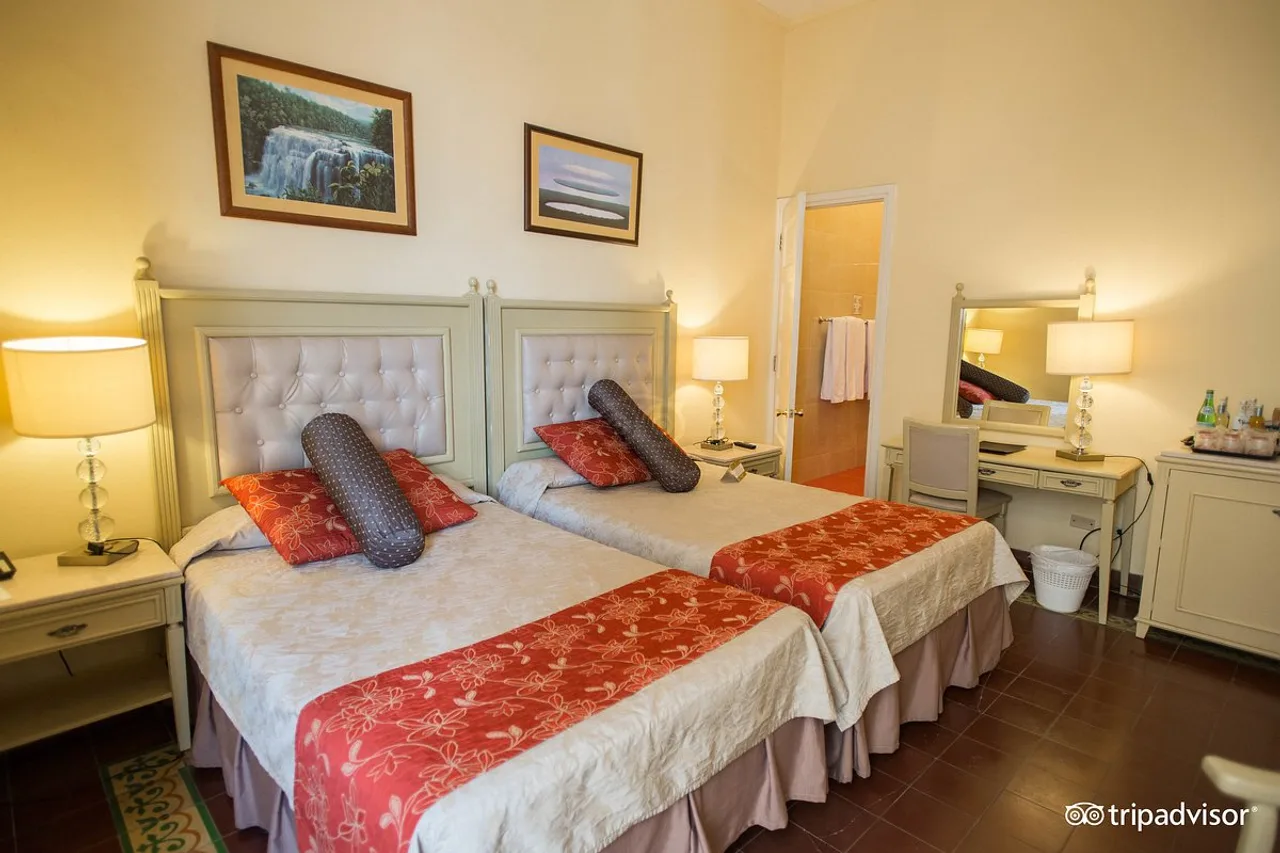 Hotel Inglaterra — ภาพห้องพักและบรรยากาศ