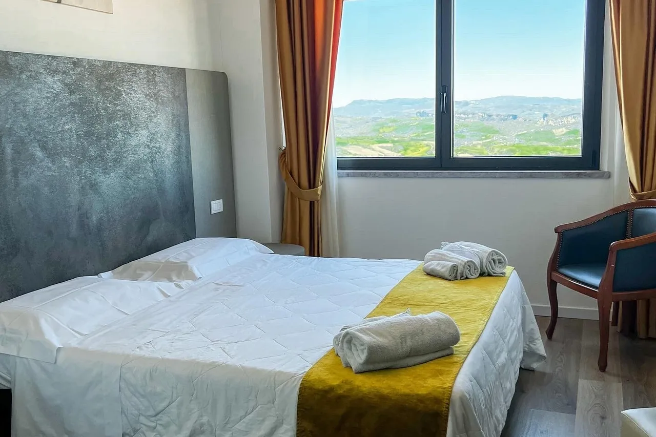 Hotel Joli — ภาพห้องพักและบรรยากาศ