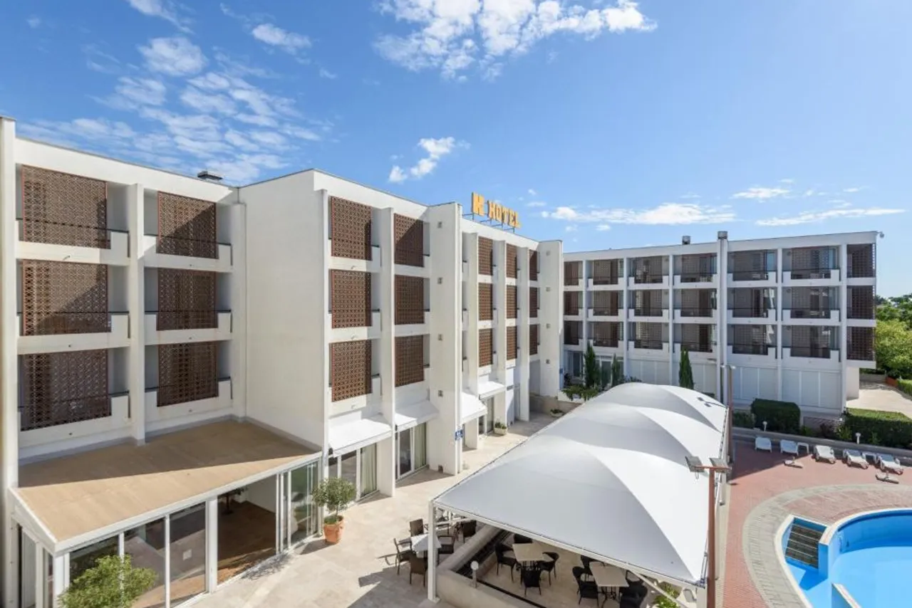 Hotel Kolovare — โรงแรมในซาดาร์