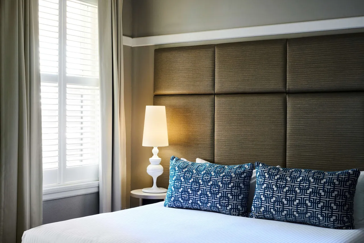 Hotel Kurrajong Canberra — rooms and atmosphere
