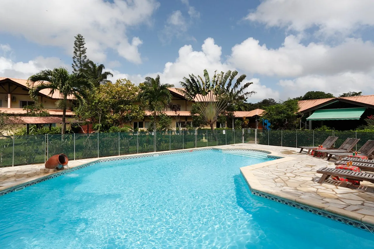 Hotel La Chaumiere — โรงแรมในกาแยน
