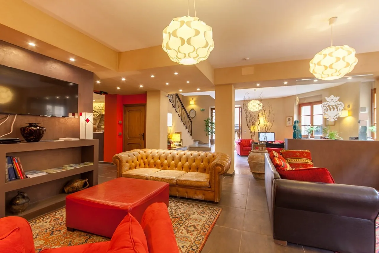 Hotel La Grotta — โรงแรมในซานมารีโน