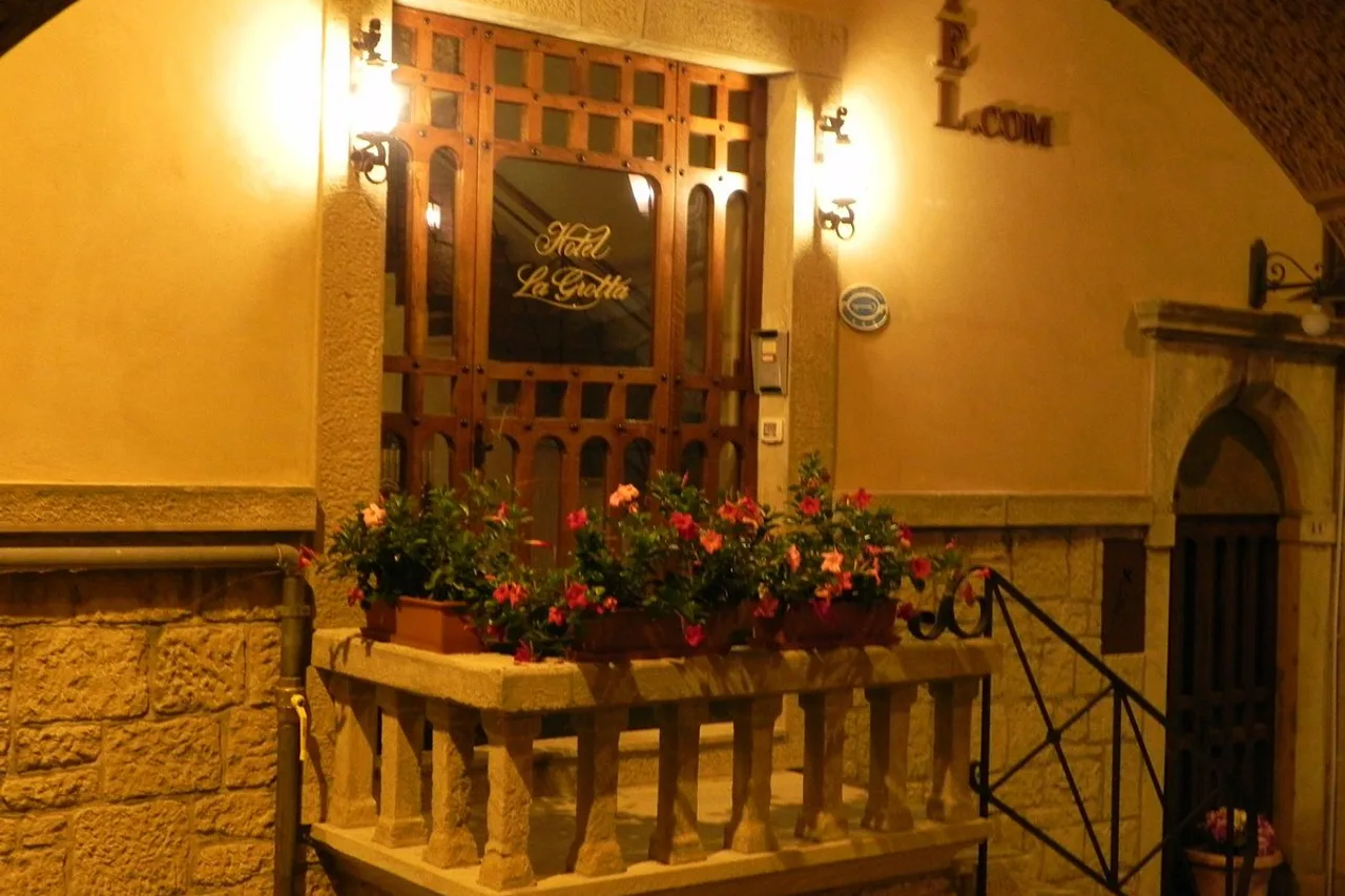 Hotel La Grotta — ภาพห้องพักและบรรยากาศ