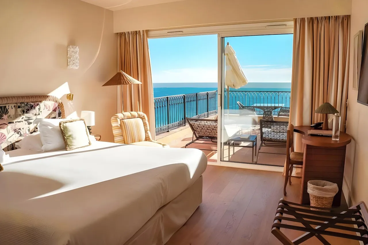 Hotel La Pérouse — rooms and atmosphere