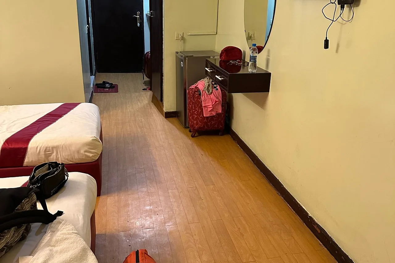 Hotel La Siesta — ภาพห้องพักและบรรยากาศ