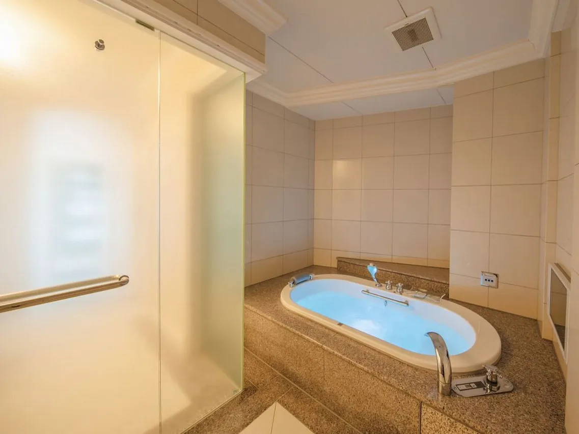 Hotel La Suite Kobe Harborland — rooms and atmosphere