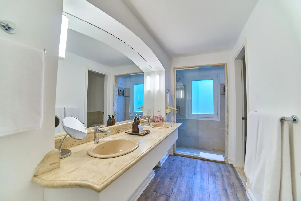 Hotel L'Auberge — ภาพห้องพักและบรรยากาศ