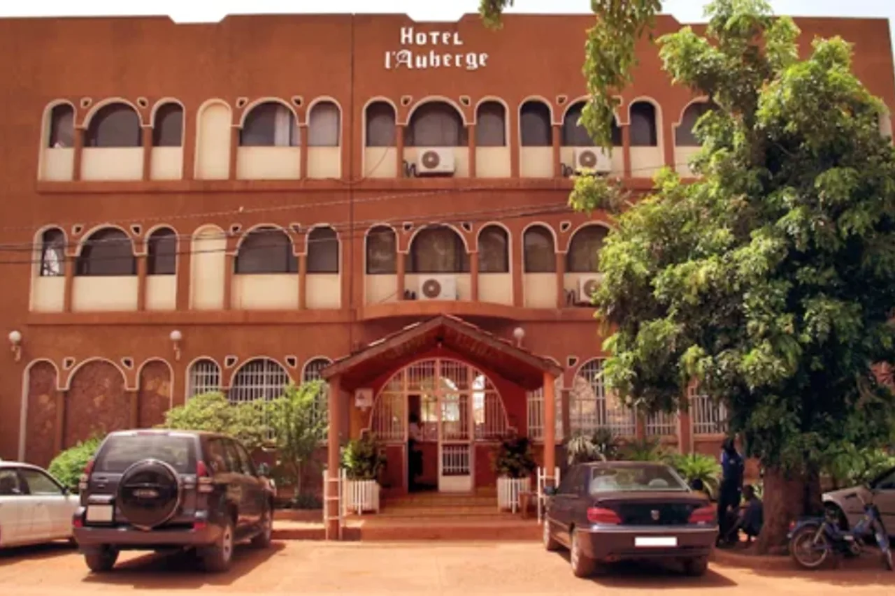 Hotel L'Auberge — โบโบ-ดิอูลาโซ