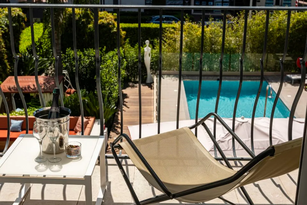Hôtel Le Canberra — rooms and atmosphere