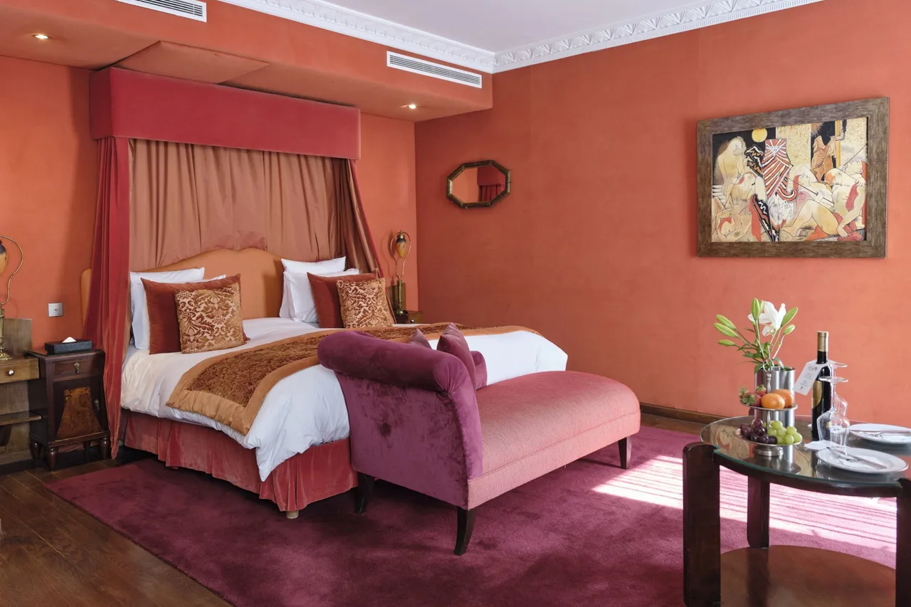 Hotel Le Doge - Relais &amp; Châteaux — rooms and atmosphere