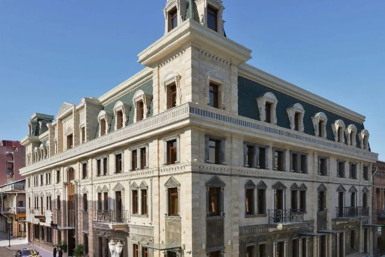 Hotel London 1889 & Casino — ภาพห้องพักและบรรยากาศ