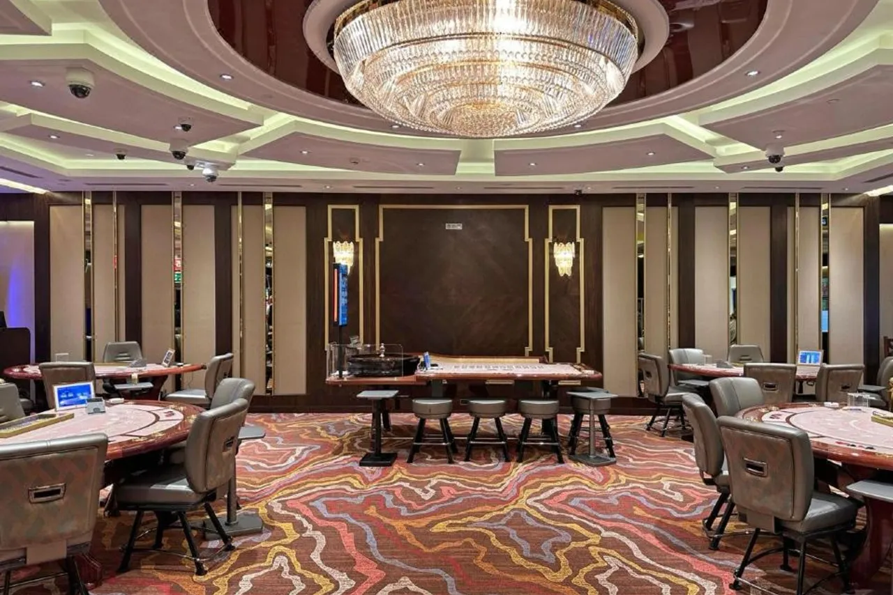 Hotel London 1889 & Casino — ภาพห้องพักและบรรยากาศ