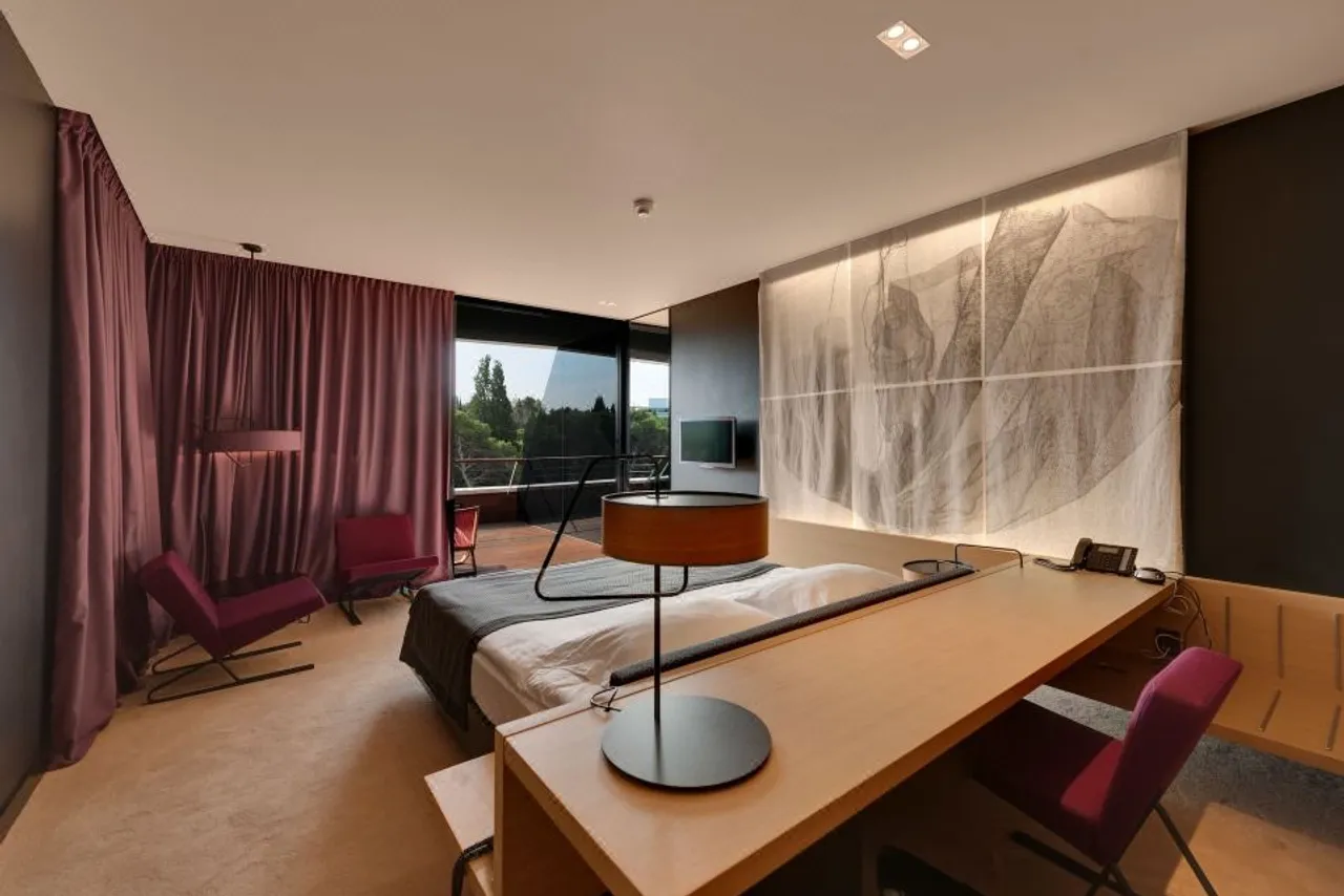 Hotel Lone by Maistra Collection — ภาพห้องพักและบรรยากาศ