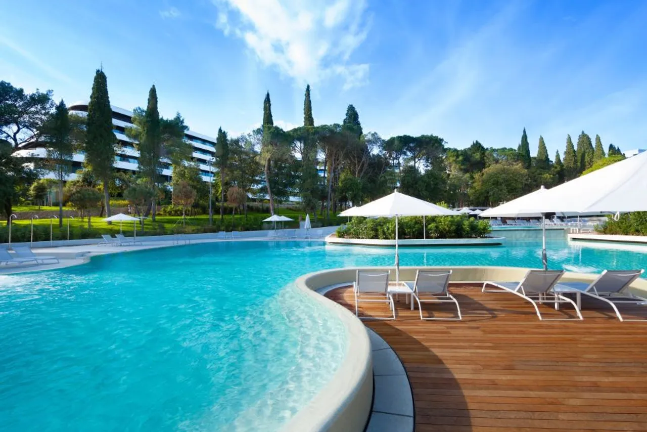 Hotel Lone by Maistra Collection — ภาพห้องพักและบรรยากาศ