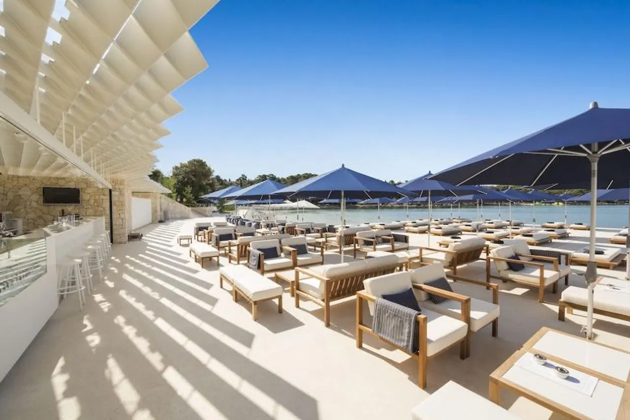 Hotel Lone by Maistra Collection — ภาพห้องพักและบรรยากาศ