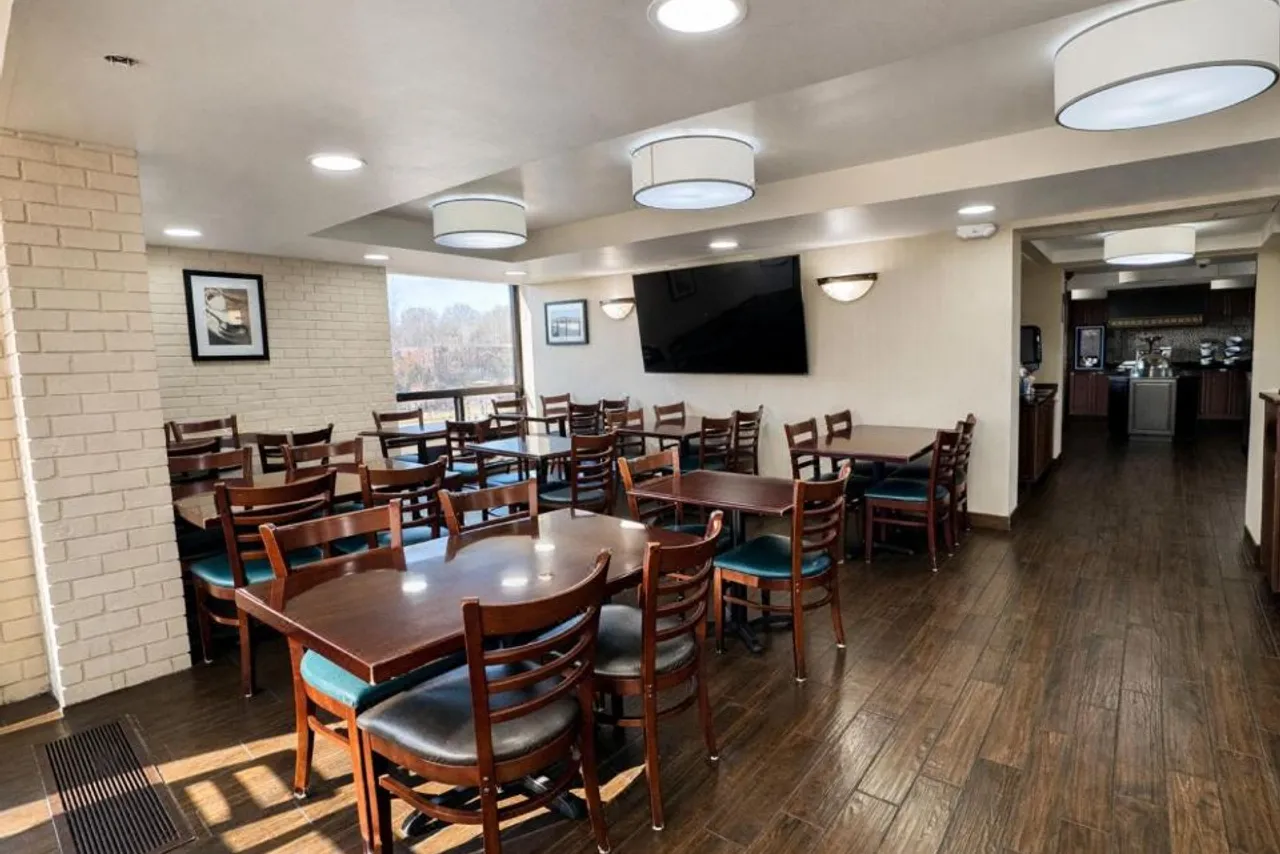 Hotel Lotus Kansas City Stadium — ภาพห้องพักและบรรยากาศ