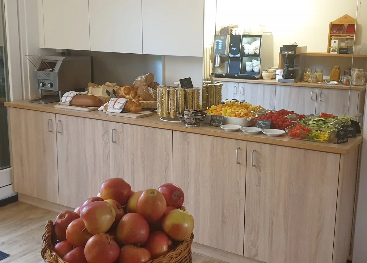 Hotel Merkur West Station Interlaken — rooms and atmosphere