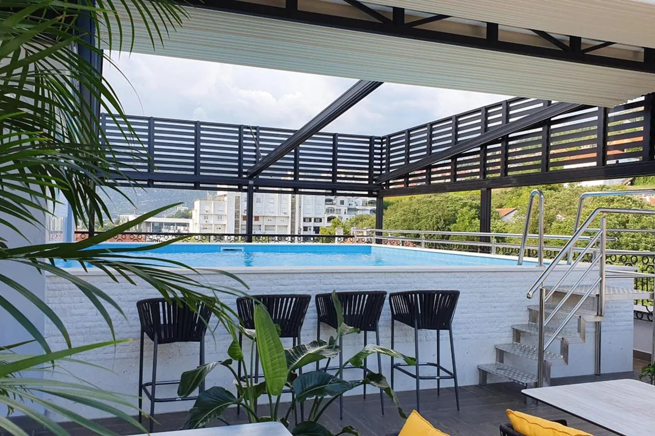 โรงแรม Hotel Pasha ใกล้สะพานเก่า (เดิน ~10 นาที) มีสระกลางแจ้ง