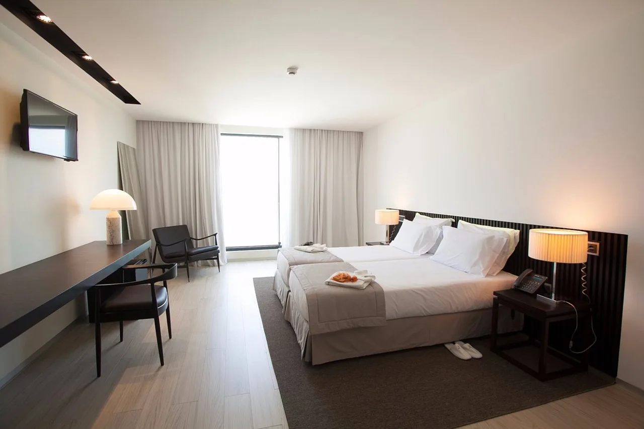 Hotel Pérola — โรงแรมในปราเอีย