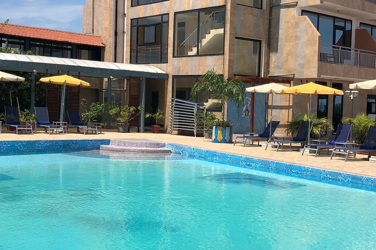 Hotel Petit Bateau — โรงแรมในคอนาครี