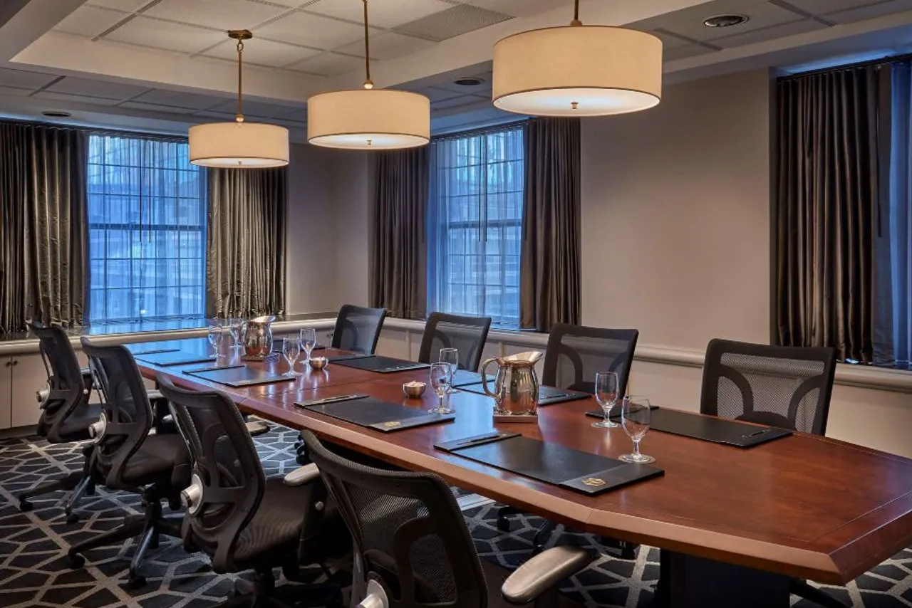 Hotel Phillips Kansas City, Curio Collection by Hilton — ภาพห้องพักและบรรยากาศ
