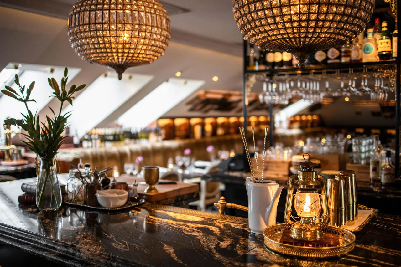 Hotel Pigalle — ภาพห้องพักและบรรยากาศ