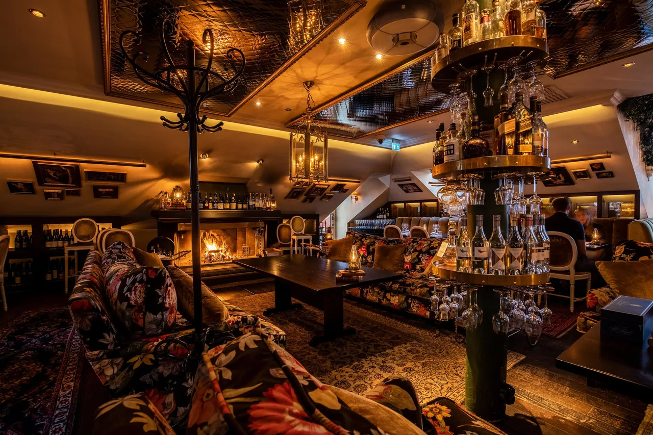 Hotel Pigalle — ภาพห้องพักและบรรยากาศ